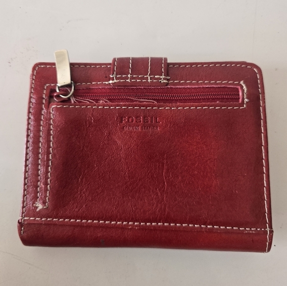 Fossil  (Folded) Red Leather Bi-Fold Passport Wallet Patent Leather Women - Picture 4 of 12